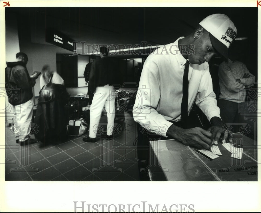 1993 Press Photo Incarnate Word Crusaders College Basketball Players at Airport- Historic Images