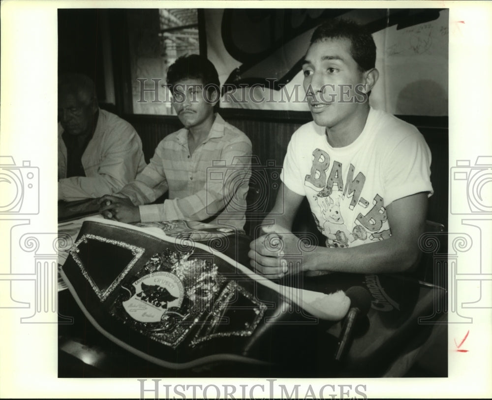 1992 Press Photo Boxers Abner Baraja and John Micheal Johnson at Rivercenter- Historic Images