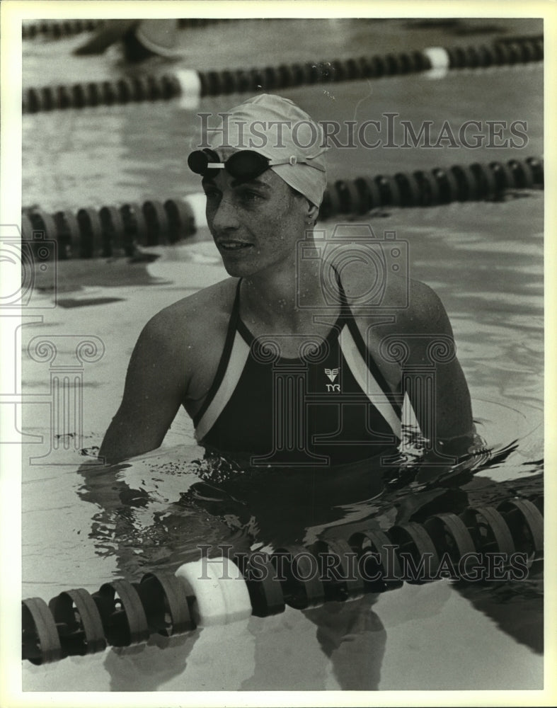 1987 Press Photo Kim Dunlop, Pentathlon Swimming Winner in Pool - sas07049- Historic Images