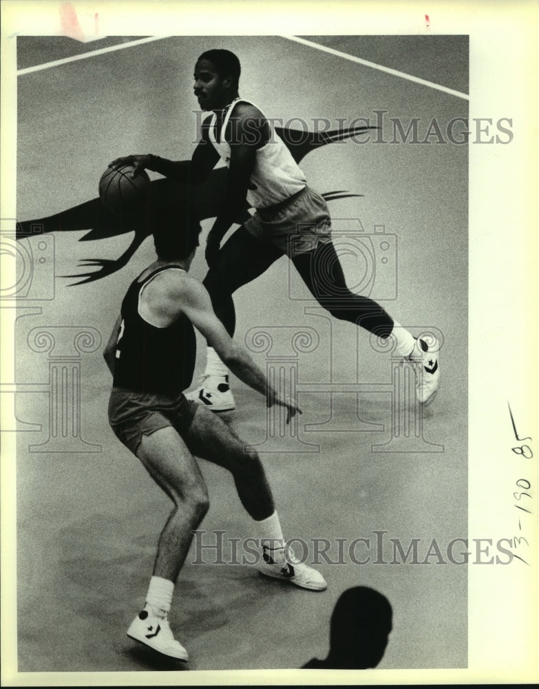 1983 Press Photo San Antonio Texas College Basketball Players at Practice- Historic Images