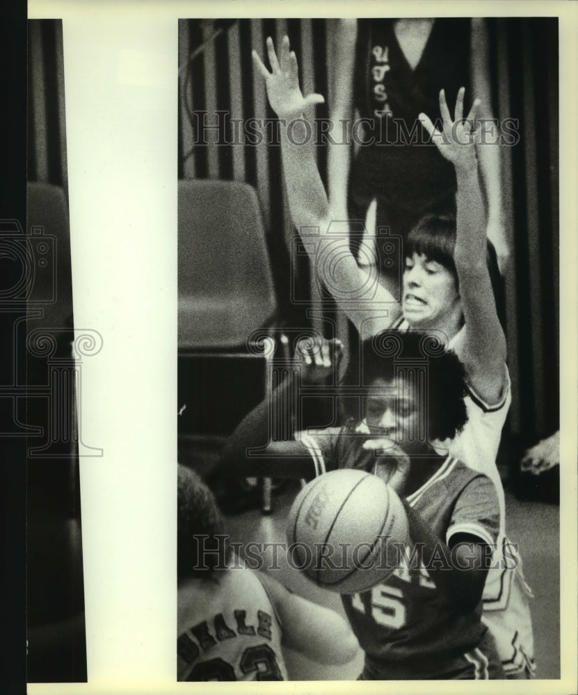 1983 Press Photo College Women&#39;s Basketball Players at Texas Verses San Antonio- Historic Images