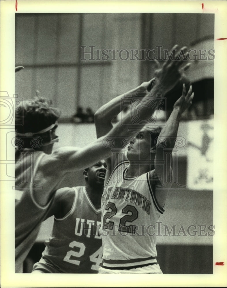 1983 Press Photo San Antonio and El Paso College Basketball Players at Game- Historic Images