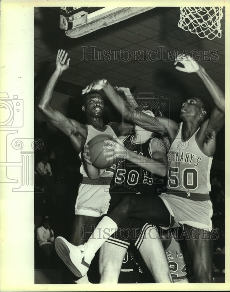 1983 Press Photo Saint Mary&#39;s and Schreiner College Basketball Players at Game- Historic Images