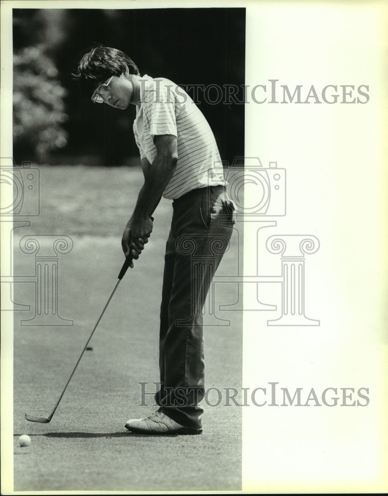 1987 Press Photo Golfer Hector Trevino putts at Brackenridge No. 3 - sas07094- Historic Images