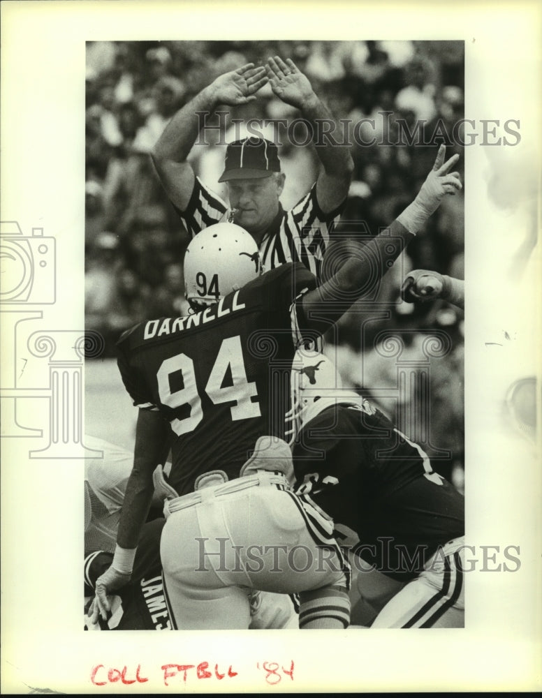 1984 Press Photo Texas College Football Players with Referee at Game - sas07205- Historic Images