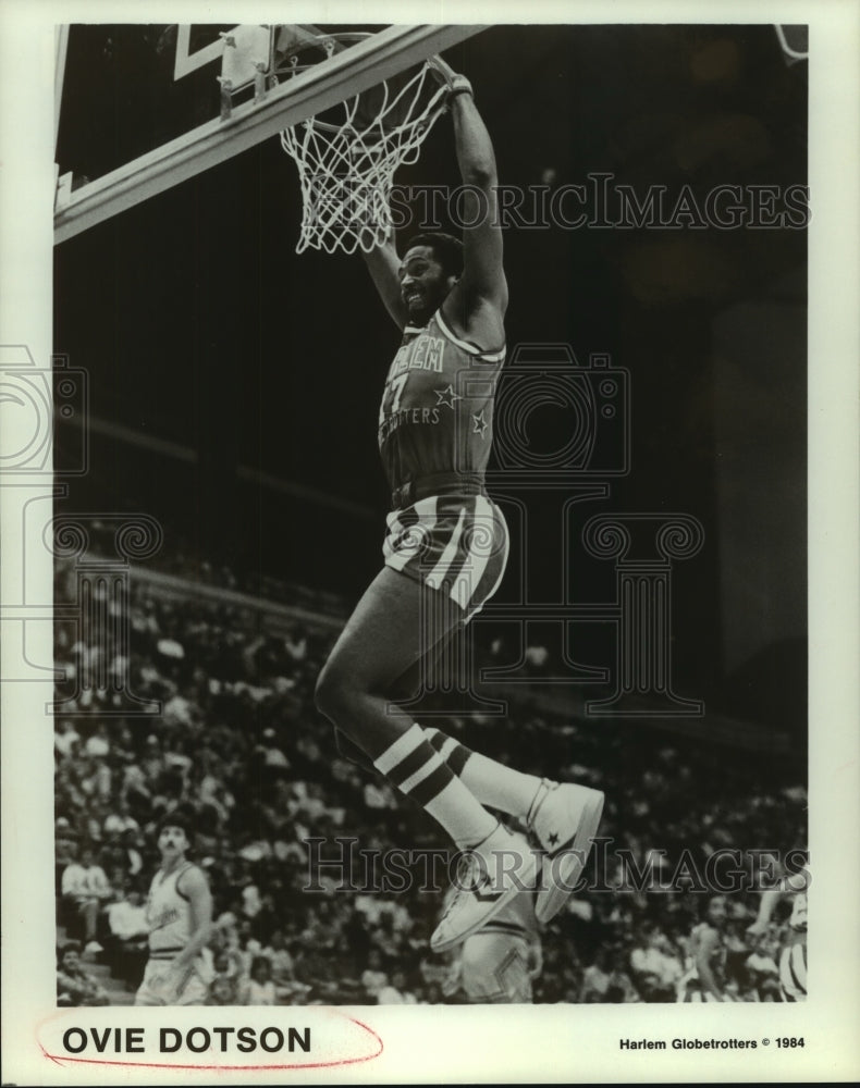 1984 Press Photo Ovie Dotson, Harlem Globetrotters Basketball Player Dunks Ball- Historic Images