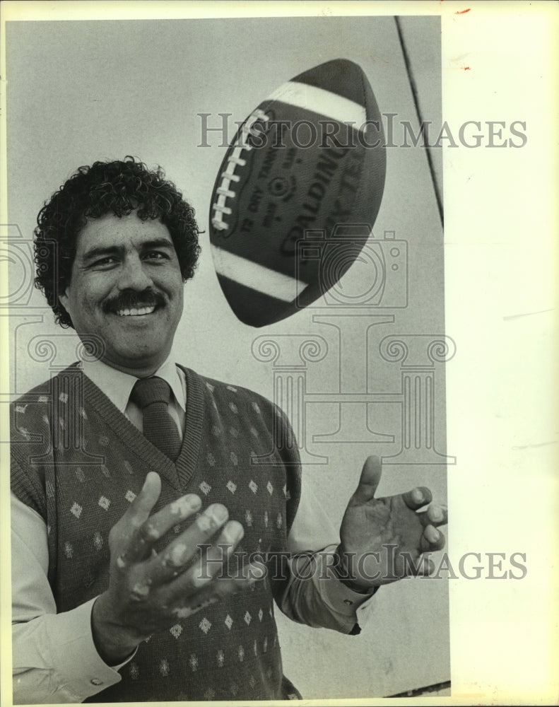 1986 Press Photo Victor Castillo, Assistant Head Coach at Fox Tech High School- Historic Images