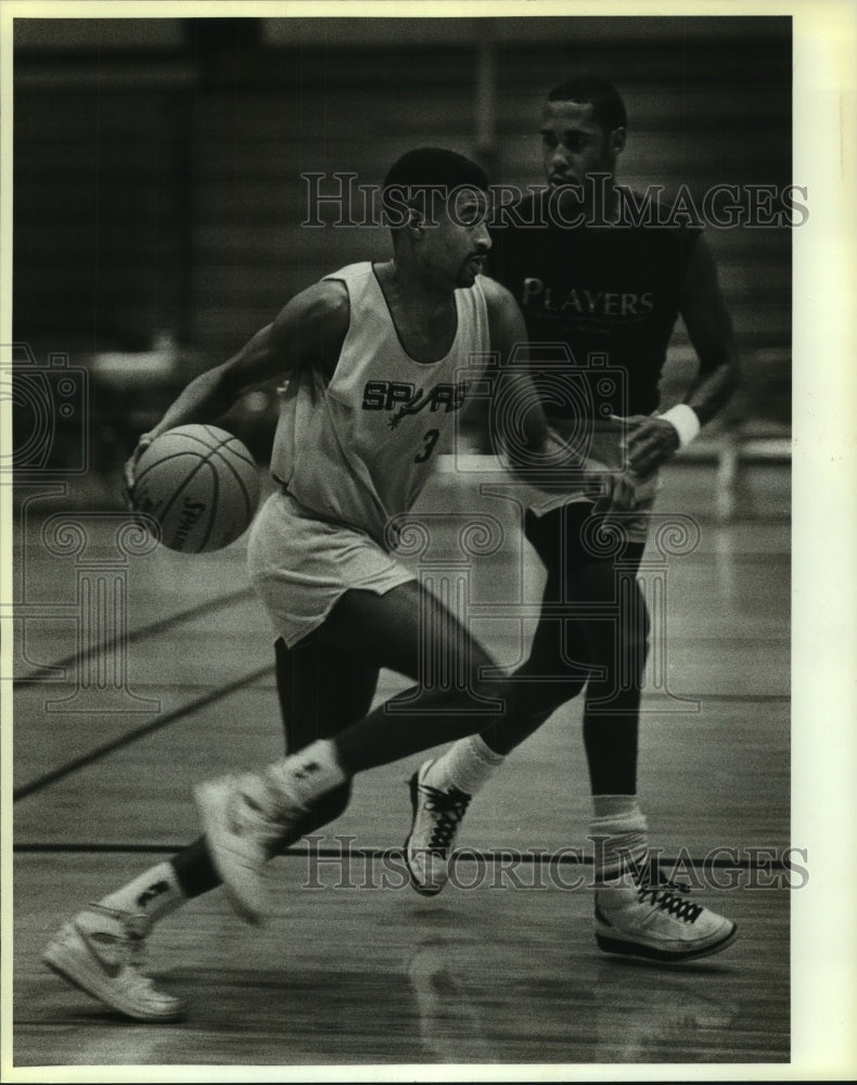 1987 Press Photo Nate Blackwell at Spurs Basketball Practice - sas07255- Historic Images