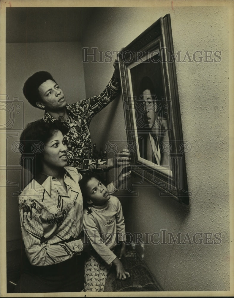 Press Photo Mack Calvin Hangs Self Portrait with Wife Gale and Daughter Christy- Historic Images