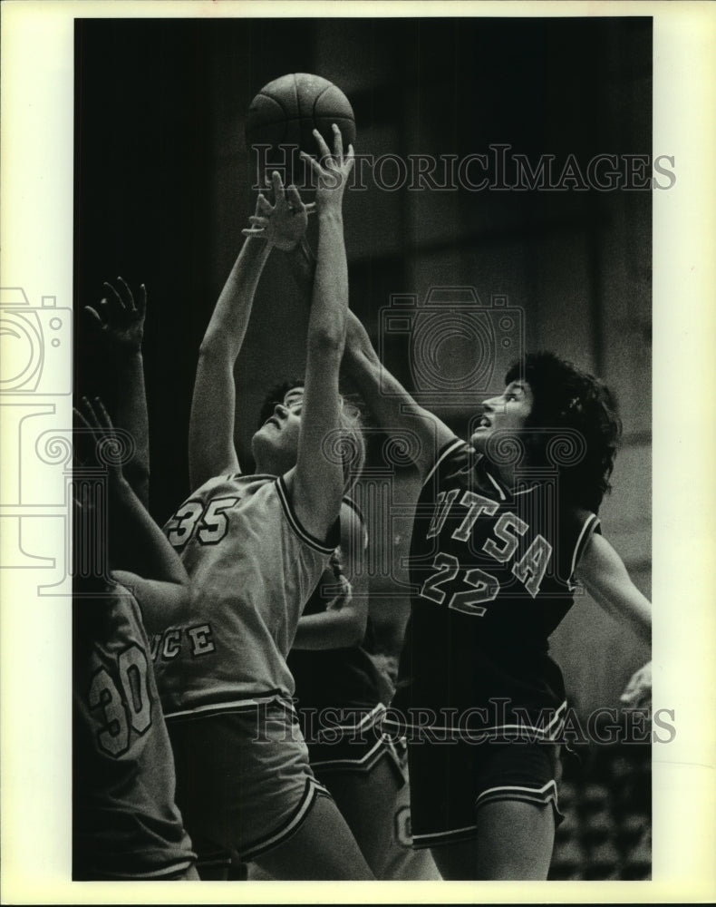 1985 Press Photo San Antonio Versus Rice Women&#39;s Basketball Players at Game- Historic Images