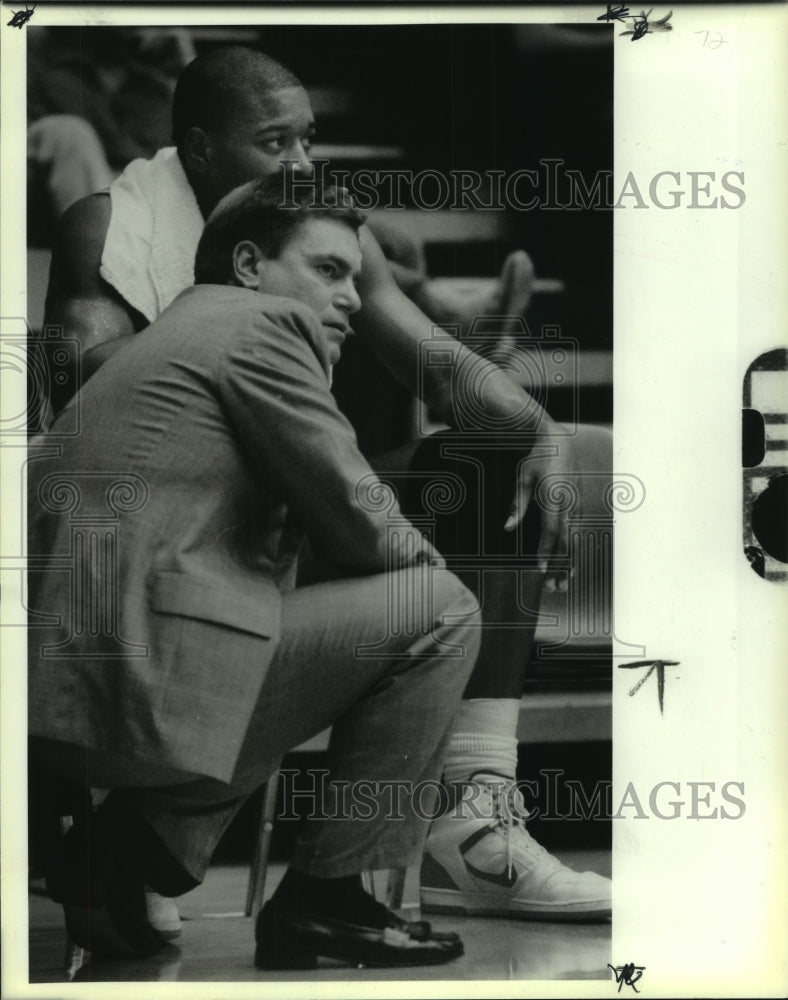 1988 Press Photo Ken Burmeister San Antonio Basketball Coach with Bruce Wheatley- Historic Images