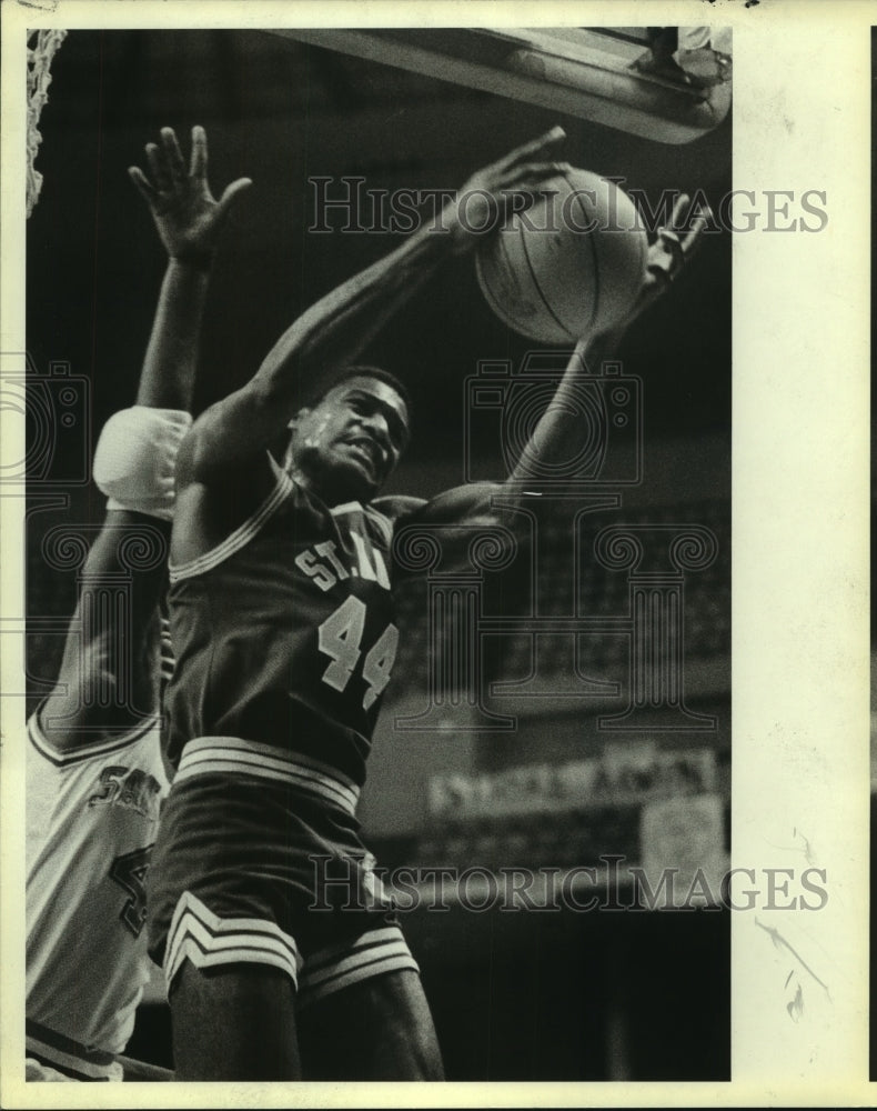 1985 Press Photo San Antonio and St. Mary&#39;s College Basketball Players at Game- Historic Images