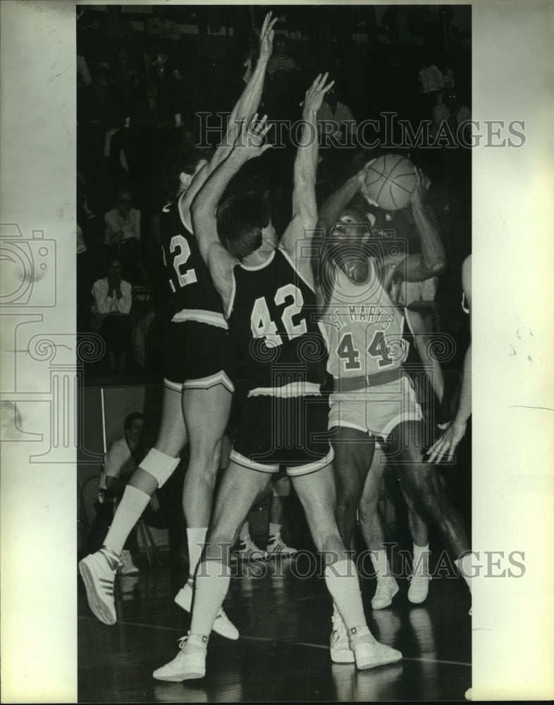 1985 Press Photo St. Mary&#39;s and Southwestern College Basketball Players at Game- Historic Images