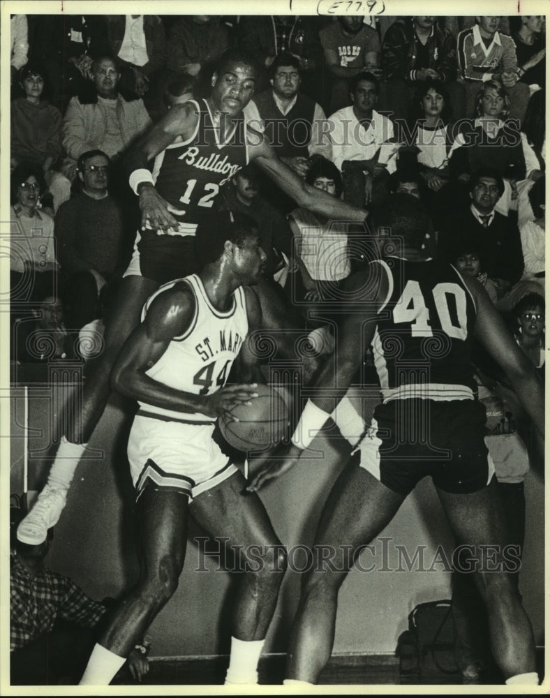 1985 Press Photo St. Mary&#39;s and Texas Lutheran College Basketball Players- Historic Images