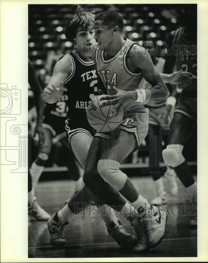 1986 Press Photo San Antonio and Arlington College Basketball Players at Game- Historic Images