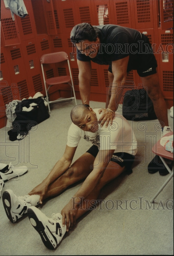 1990 Press Photo Fernando de San Miguel, San Antonio Spurs Basketball Bodyguard- Historic Images