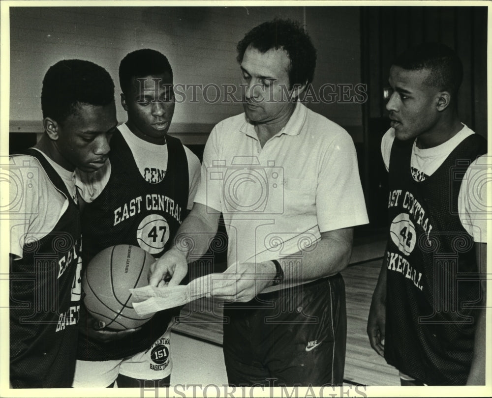 1987 Press Photo Stan Bonewitz, East Central Basketball Coach with Players- Historic Images