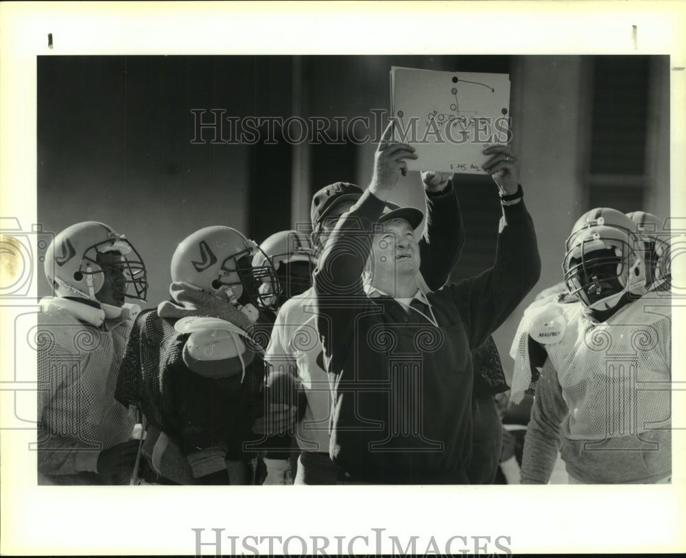 1989 Press Photo Melvin Boelter and Pete Gibbens, Football Coaches with Players- Historic Images