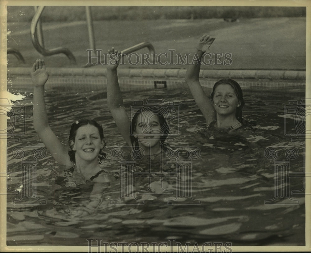 Press Photo Synchronized Swimmers Pam Rowland, Janet Easton and Kim Watta- Historic Images