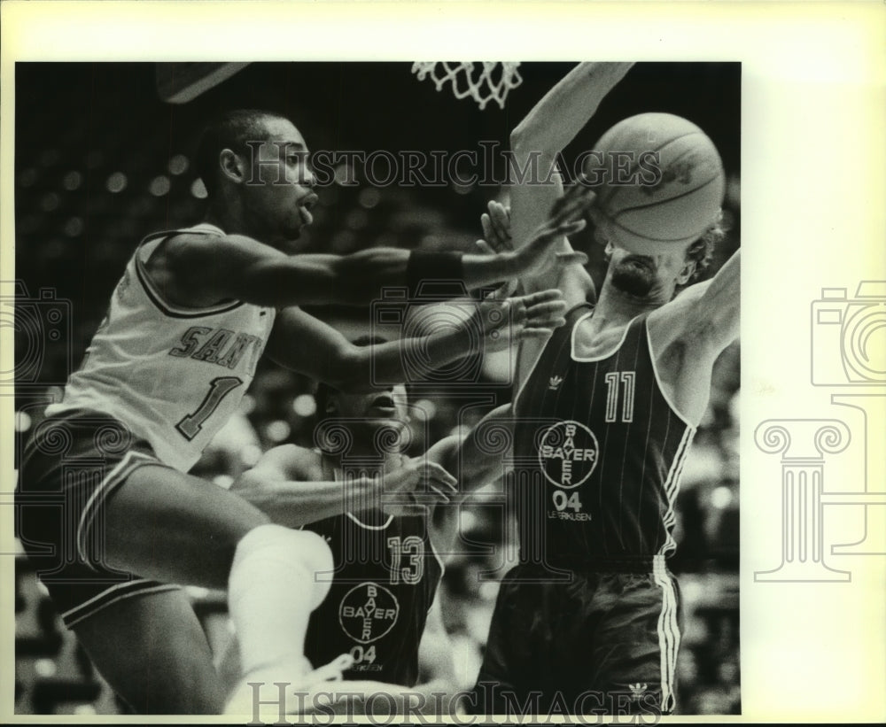 1985 Press Photo San Antonio and Germany College Basketball Players at Game- Historic Images