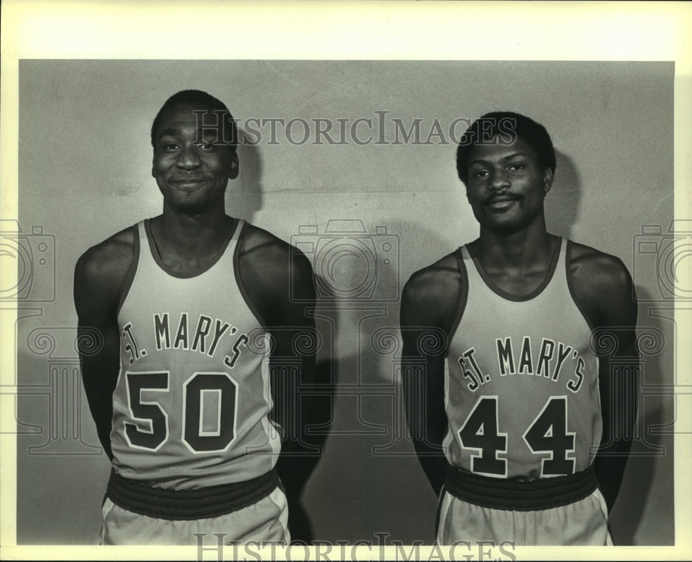 1984 Press Photo St Mary&#39;s College Basketball Players Ken Lacue and Kenneth Cook- Historic Images