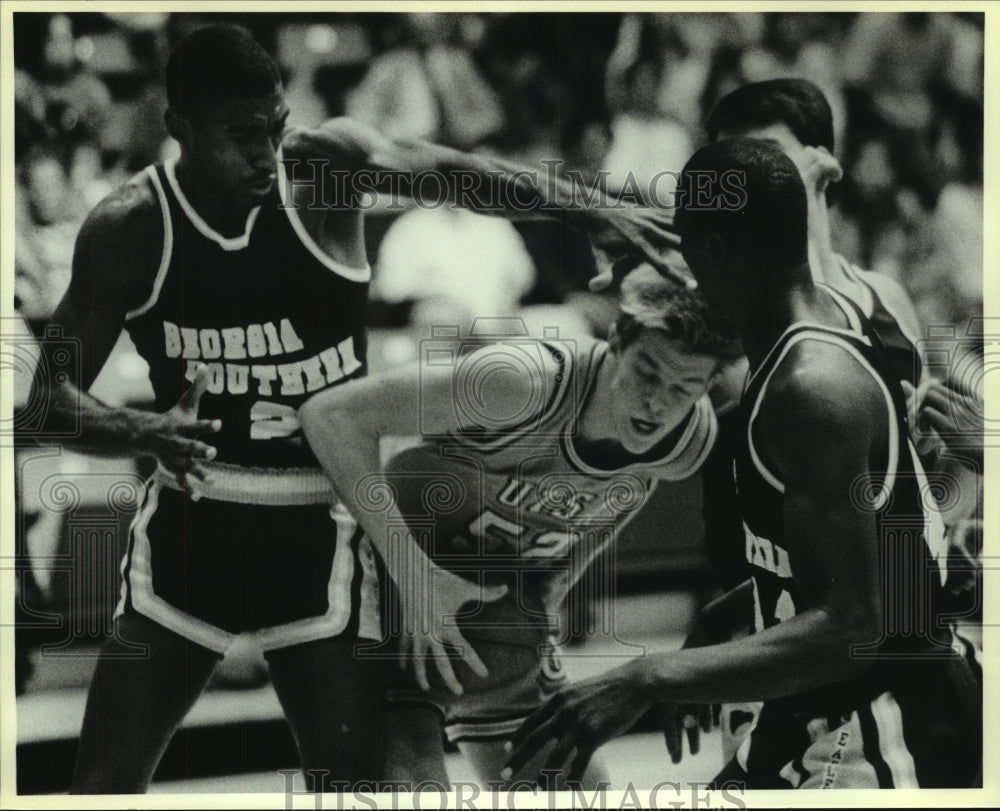 1986 Press Photo Tim Knowels, San Antonio College Basketball Player at Game- Historic Images