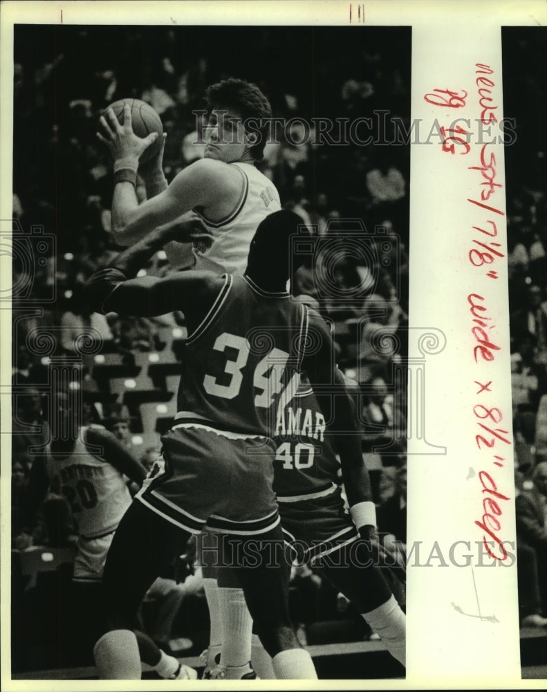 1984 Press Photo San Antonio and Lamar College Basketball Players at Game- Historic Images