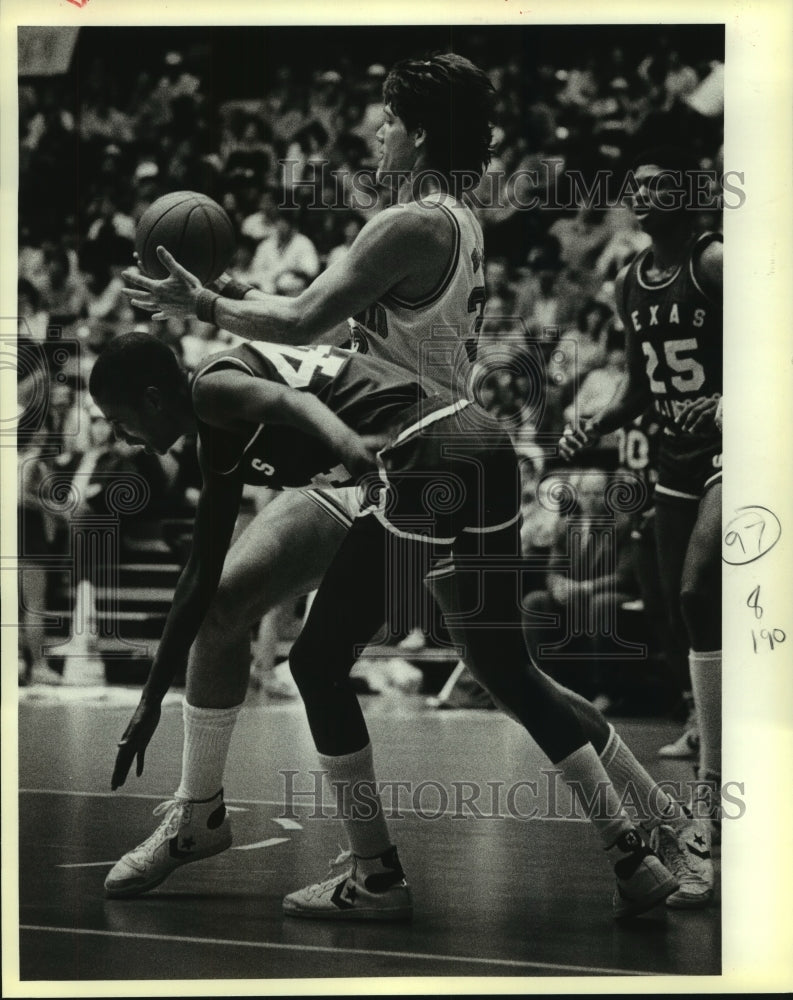 1984 Press Photo San Antonio and Arlington College Basketball Players at Game- Historic Images