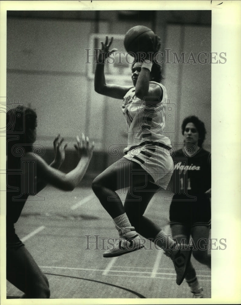 1984 Press Photo Saint Mary&#39;s and Texas A&amp;M College Women&#39;s Basketball Game- Historic Images