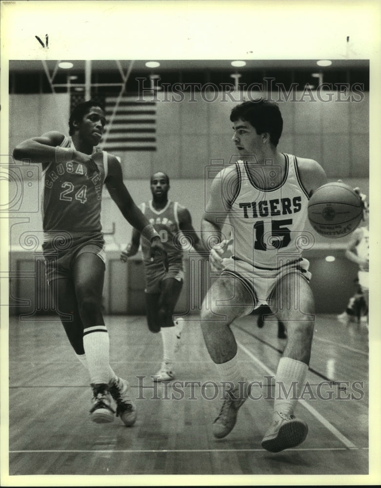 1984 Press Photo Incarnate Word and Trinity College Basketball Players at Game- Historic Images