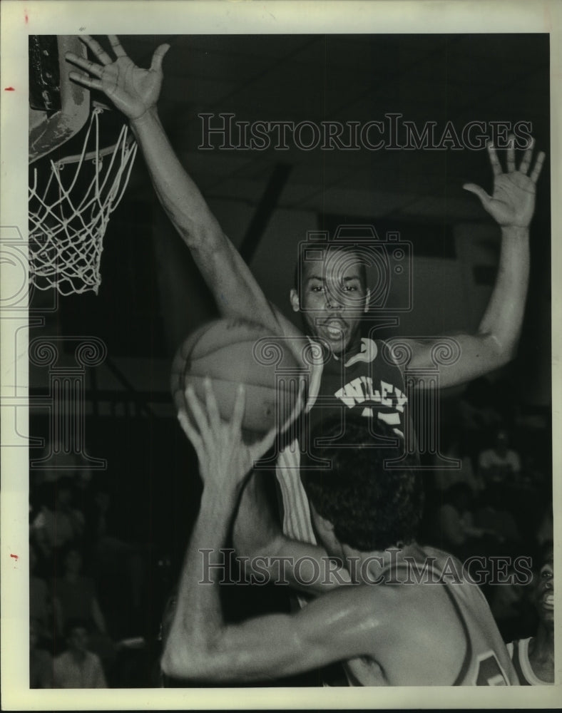 1984 Press Photo Roderick Edwards, Wiley College Basketball Player at Game- Historic Images