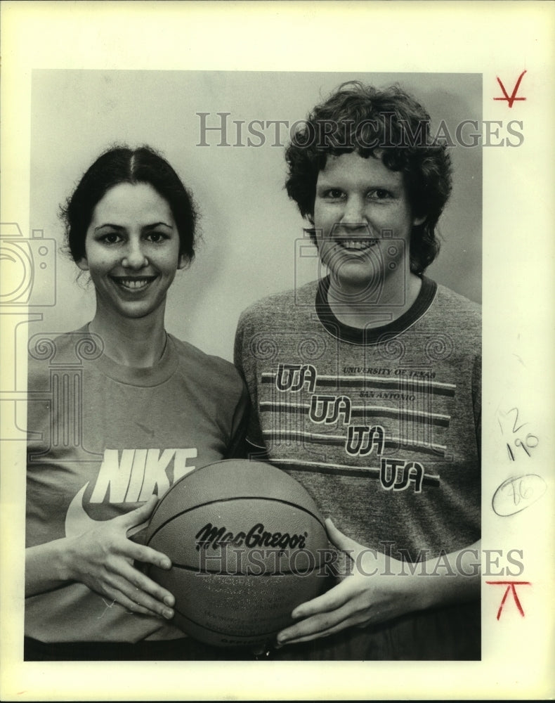 1984 Press Photo San Antonio Texas College Women's Basketball Players- Historic Images