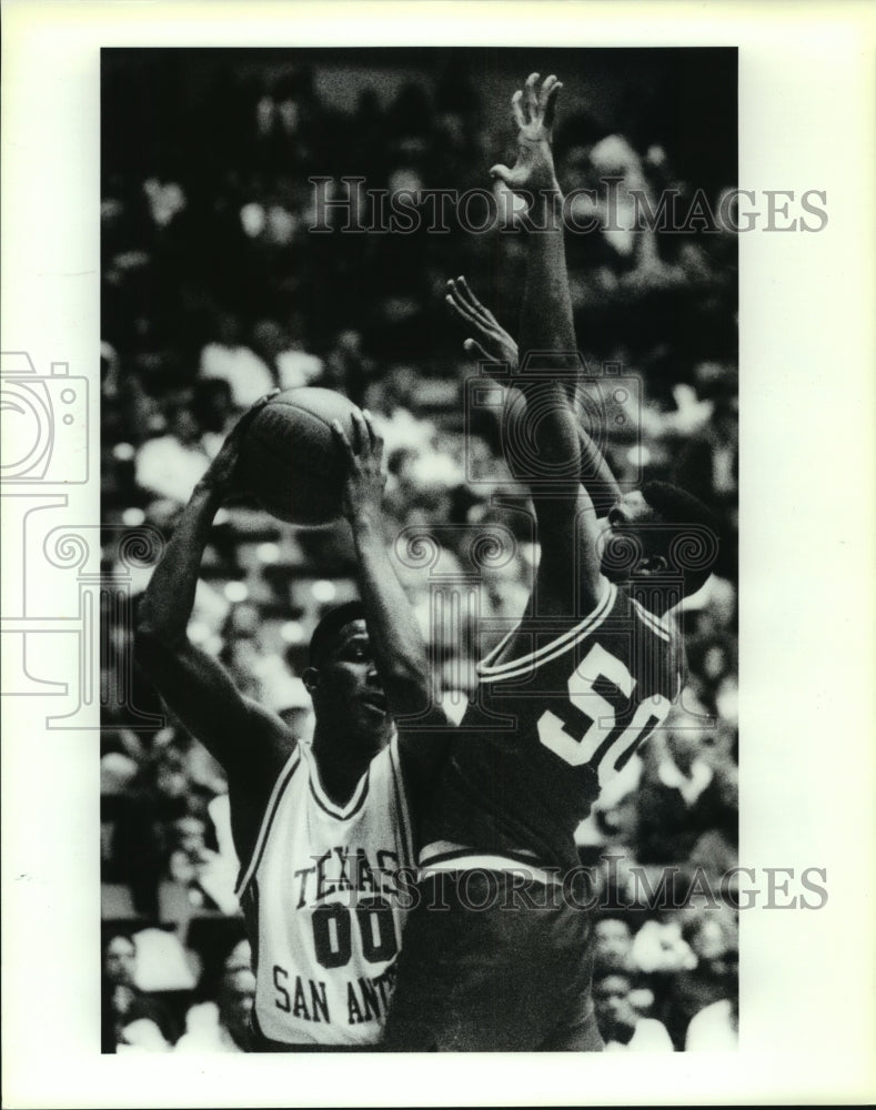 1992 Press Photo San Antonio and Nicholls State College Basketball Players- Historic Images