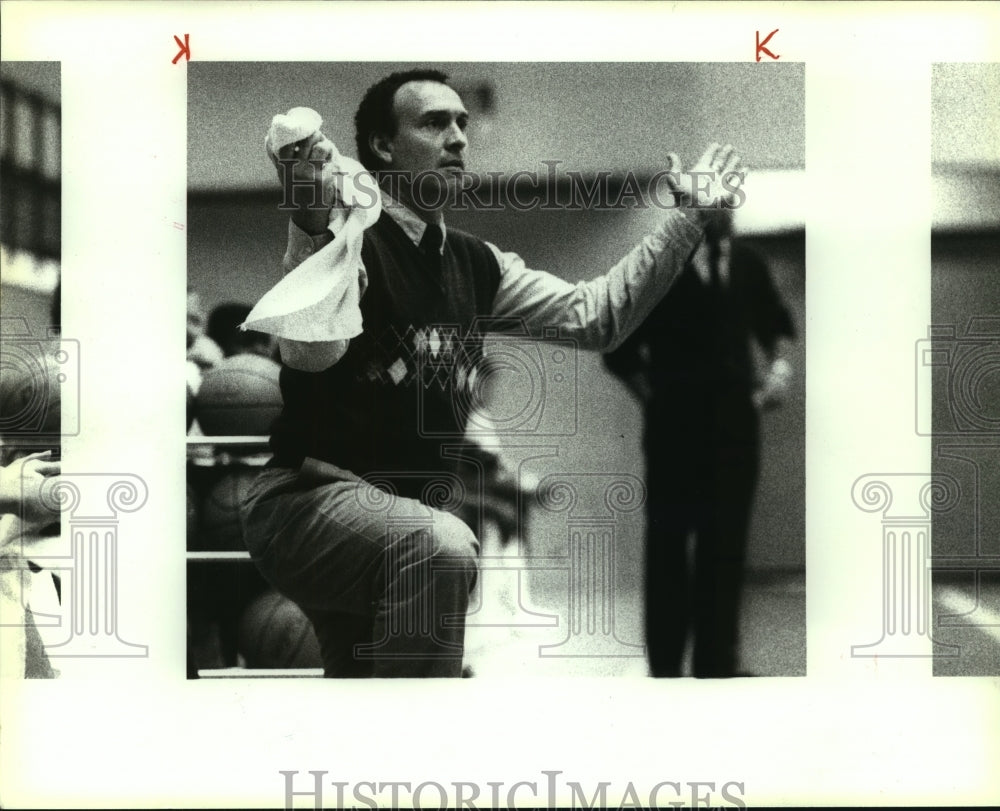 1990 Press Photo Stan Bonewtz, East Central Basketball Coach at Game - sas07696- Historic Images