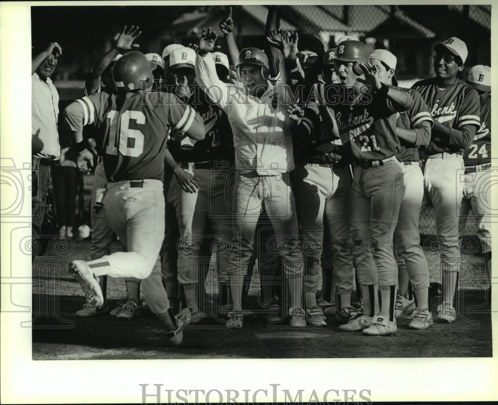 1989 Press Photo Burbank High baseball player Roy Flores and teammates- Historic Images