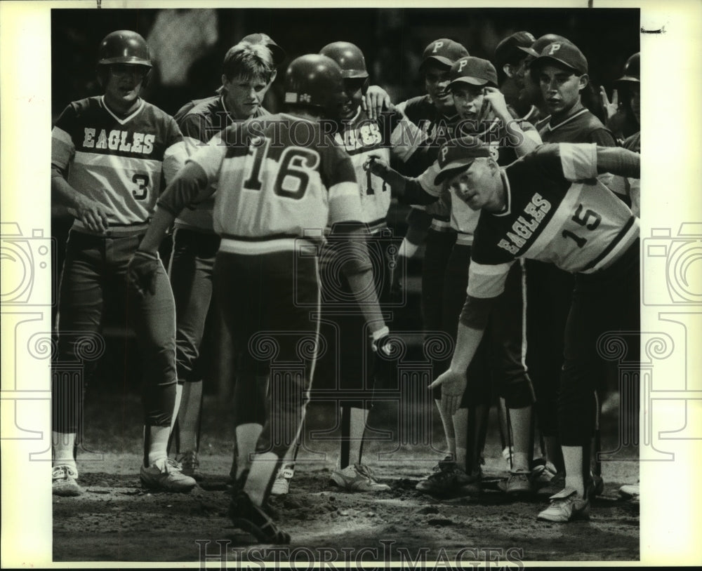 1988 Press Photo Pleasanton High baseball player Bobby Johnson and teammates- Historic Images