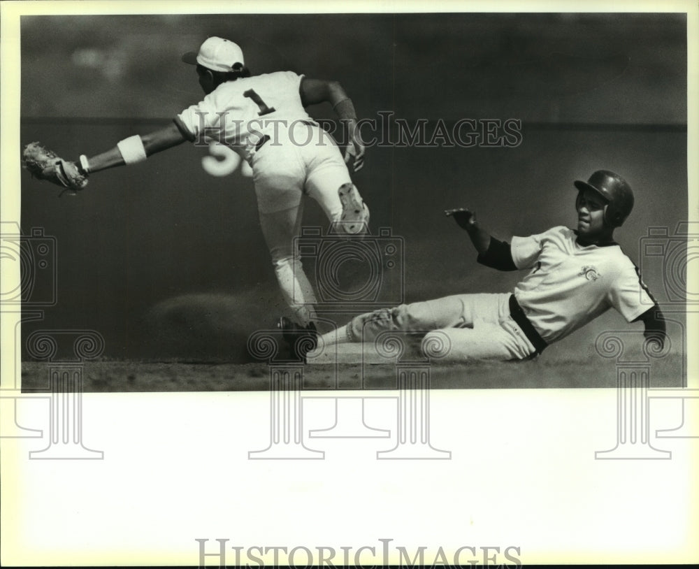 1988 Press Photo Eagle Pass and Clark play high school baseball - sas07829- Historic Images