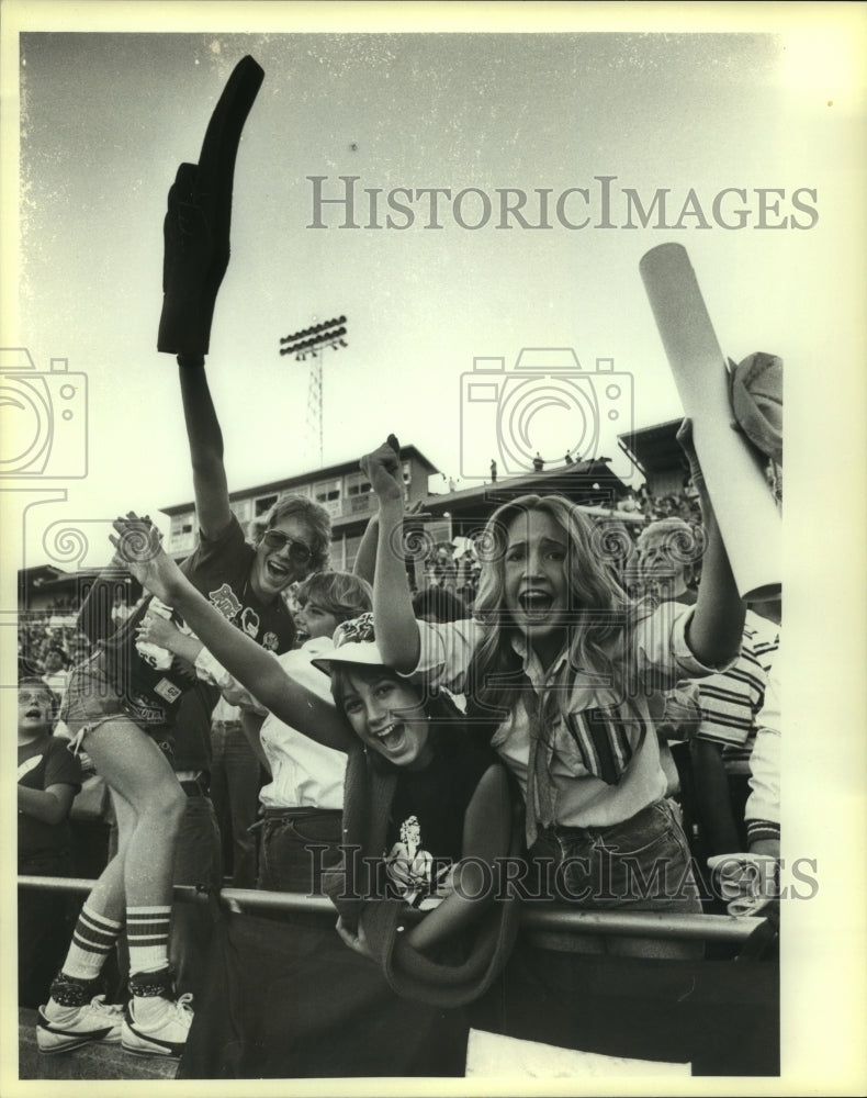 1983 Press Photo Mike Cochrane with Other Judson Football Fans at Stadiuum- Historic Images
