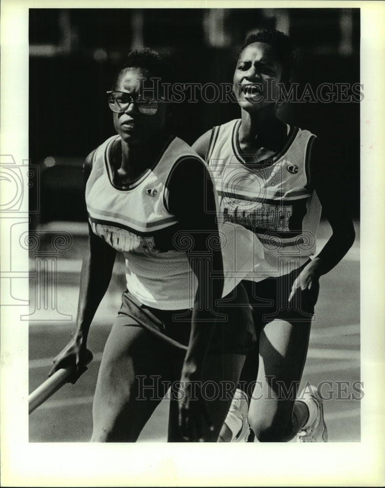 1989 Press Photo Brackenridge High track athletes Dwan Jackson and Katrina Smith- Historic Images