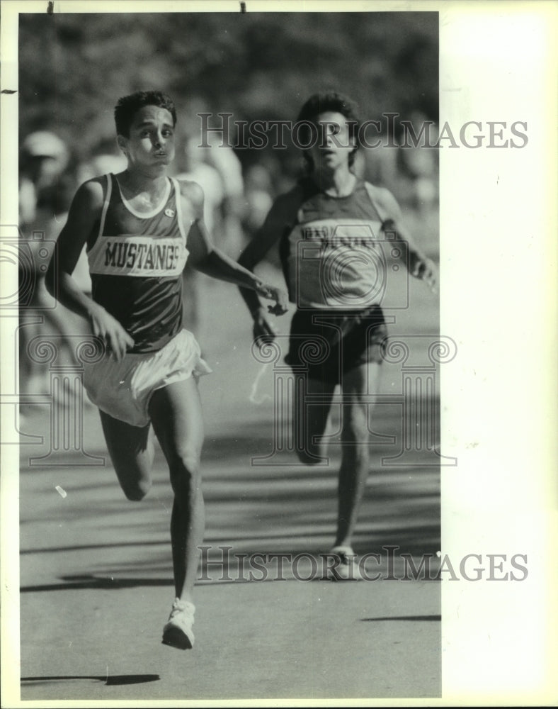 1989 Press Photo Jay High cross-country runner James Montes wins a race- Historic Images