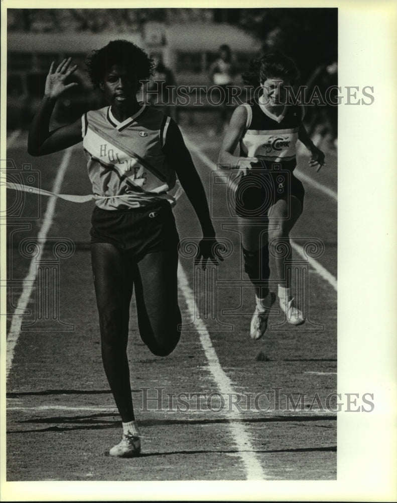 1988 Press Photo Debra Jackson, Holmes High School Track Runner at Finish Line- Historic Images