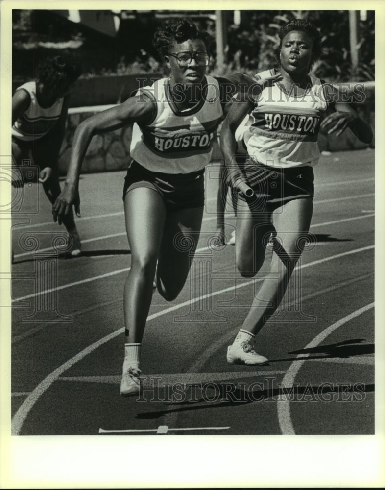 1988 Press Photo Lisa Wright and Sophia Salahuddin, Houston High School Track- Historic Images