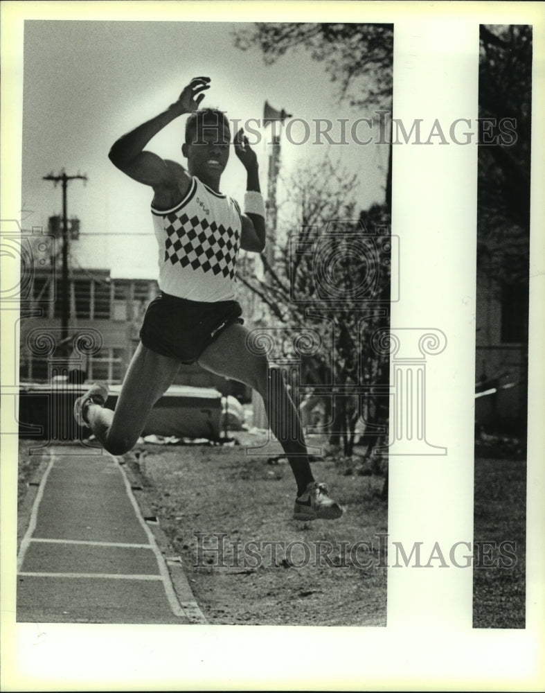 1988 Press Photo Rodney Lake, Highlands High School Tack Jumper at Relays- Historic Images