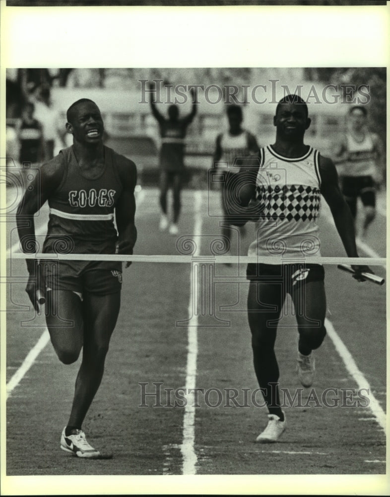 1988 Press Photo High School Track Runners at Alamo Heights Track Finish Line- Historic Images