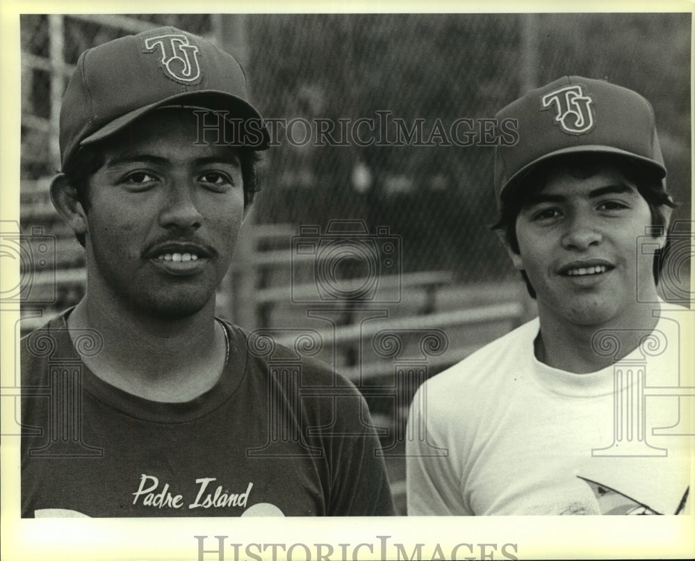 1986 Press Photo Ruben Estrada, Thomas Jefferson Baseball Player with Teammate- Historic Images