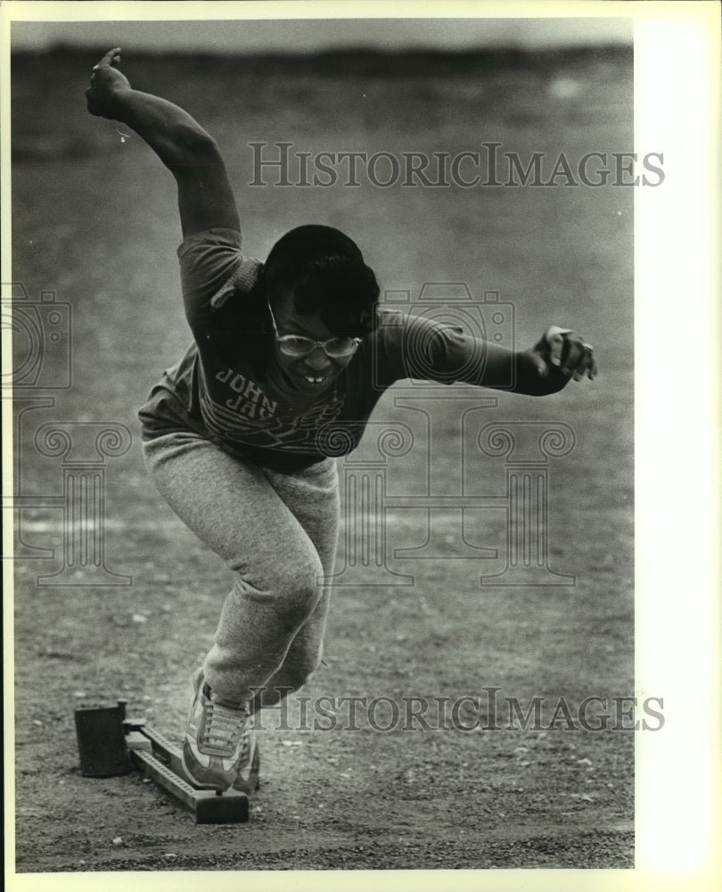 1988 Press Photo Gwendolyn Daniels, John Jay High School Track Runner- Historic Images