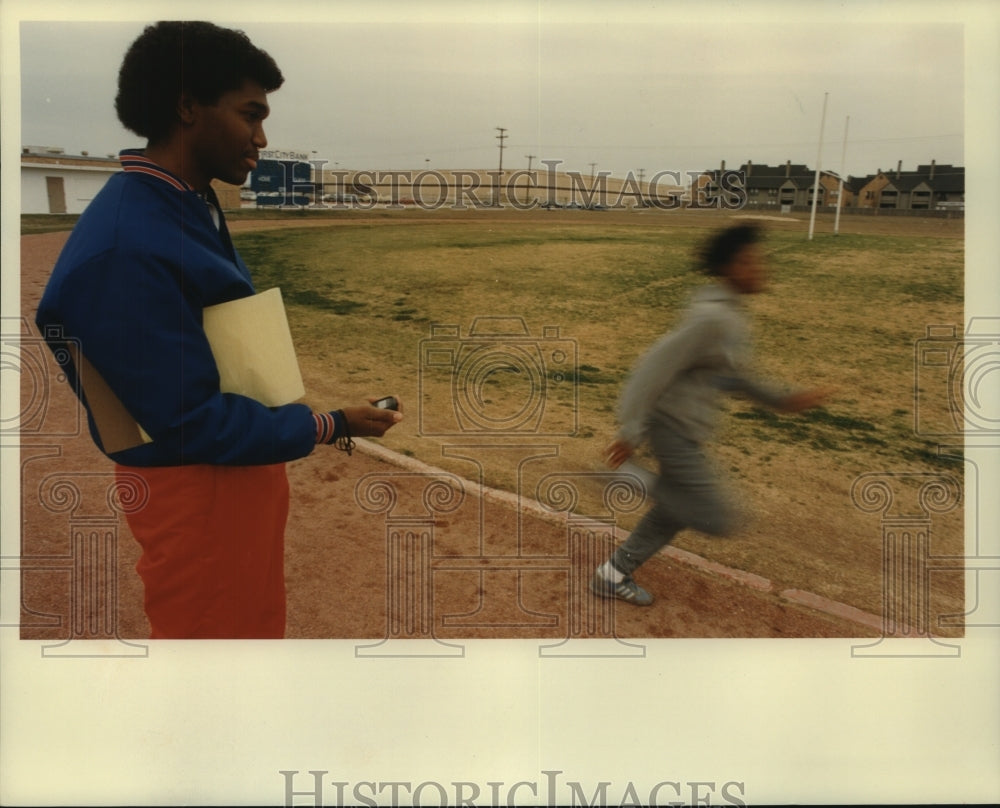 1988 Press Photo Rickie Baker, Roosevelt High School Girls Track- Historic Images