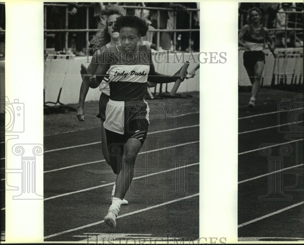 1988 Press Photo Tammie Williams, Taylor Lady Ducks Track Relay Runner at Race- Historic Images