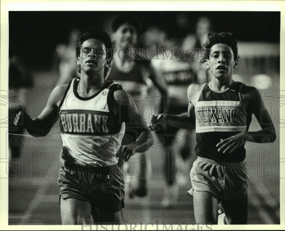 1989 Press Photo Burbank High 800 runner Michael Pachecko edges Rey Guerrero- Historic Images