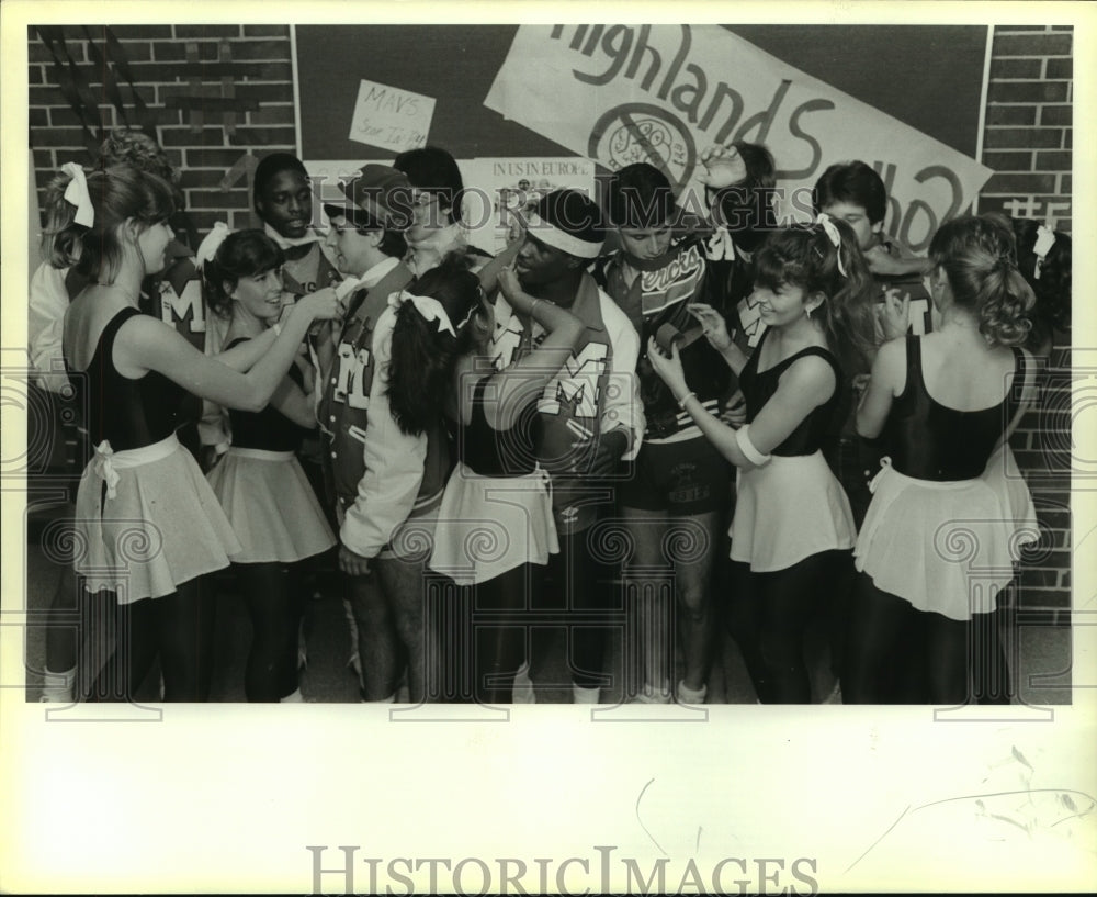 1984 Press Photo Madison High football players and cheerleaders - sas08342- Historic Images